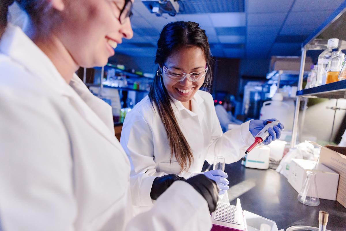 Students working together in 生物学 Lab